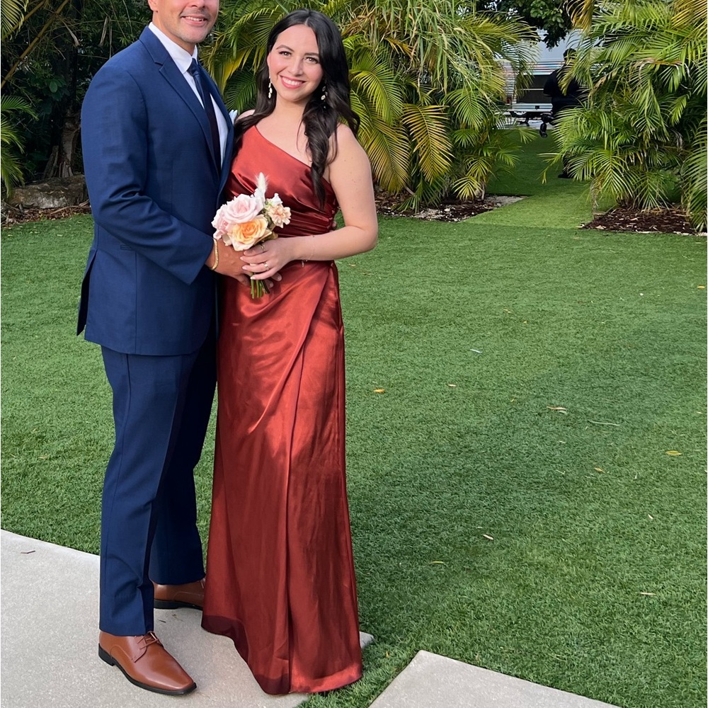 Used once bridesmaid dress. Size 2. I’m 5’0 and 115lb